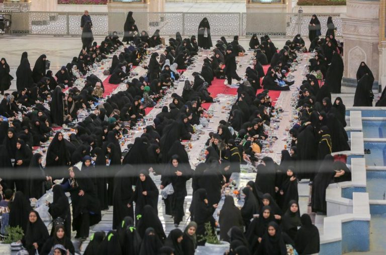 پذیرایی آستان مقدس علوی از میلیون‌ها زائر با گستردن سفره‌های افطاری در سالگرد شهادت امیرالمؤمنین علیه‌السلام