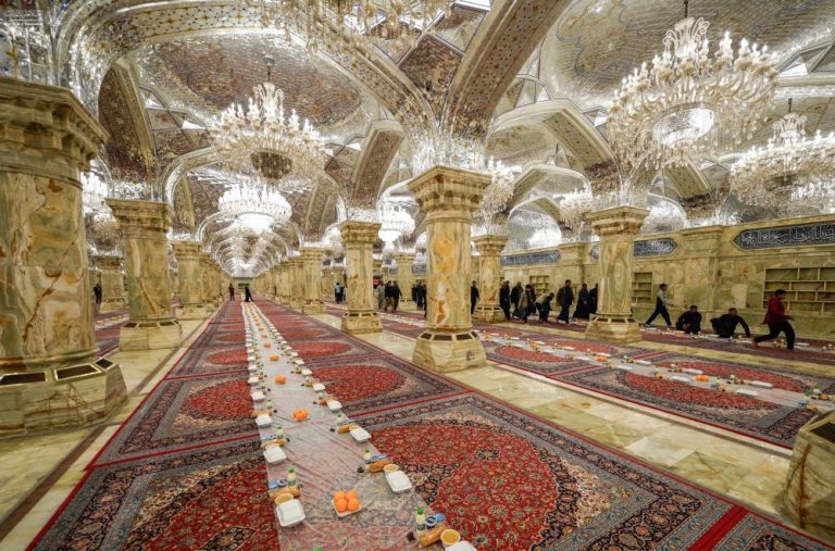 برپایی ضیافت افطاری دسته‌جمعی برای هزاران روزه‌دار در حرم مولای متقیان