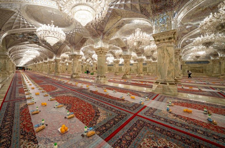 برپایی ضیافت افطاری دسته‌جمعی برای هزاران روزه‌دار در حرم مولای متقیان