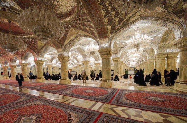 برپایی ضیافت افطاری دسته‌جمعی برای هزاران روزه‌دار در حرم مولای متقیان