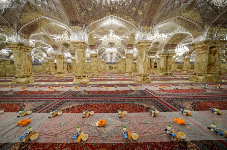 برپایی ضیافت افطاری دسته‌جمعی برای هزاران روزه‌دار در حرم مولای متقیان