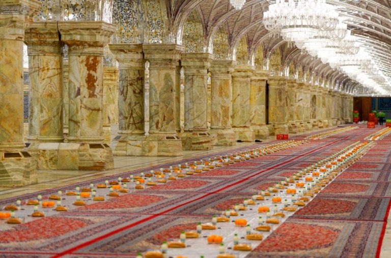 برپایی ضیافت افطاری دسته‌جمعی برای هزاران روزه‌دار در حرم مولای متقیان