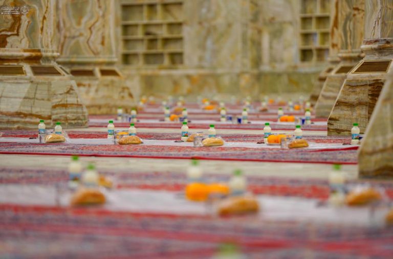 برپایی ضیافت افطاری دسته‌جمعی برای هزاران روزه‌دار در حرم مولای متقیان