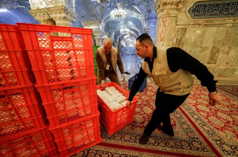 برپایی ضیافت افطاری دسته‌جمعی برای هزاران روزه‌دار در حرم مولای متقیان