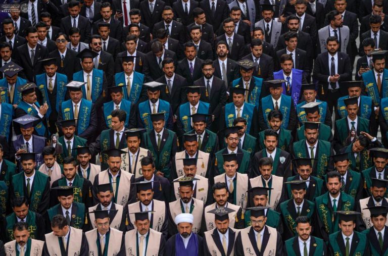 برگزاری جشن فارغ‌التحصیلی دانشجویان عراقی در حرم امیرالمؤمنین علیه‌السلام