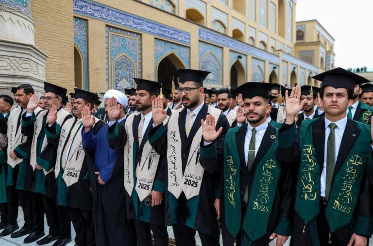 برگزاری جشن فارغ‌التحصیلی دانشجویان عراقی در حرم امیرالمؤمنین علیه‌السلام