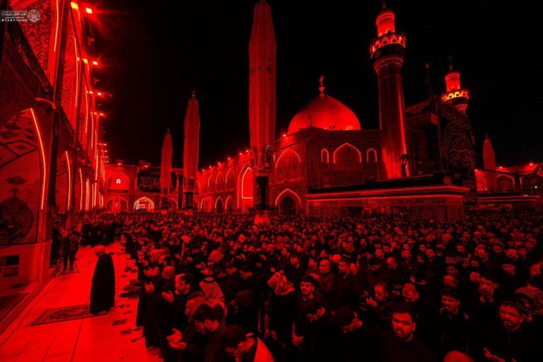اقامه نماز صبح در فضای حزن‌انگیز حرم امیرمؤمنان