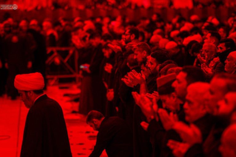 اقامه نماز صبح روز شهادت در فضای حزن‌انگیز حرم امیرمؤمنان