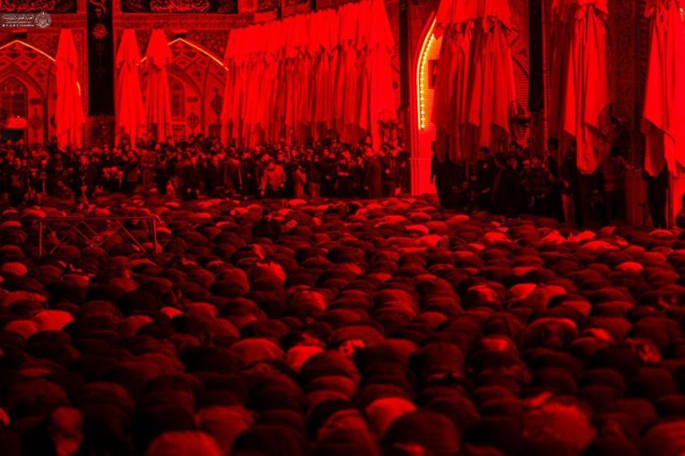 اقامه نماز صبح در فضای حزن‌انگیز حرم امیرمؤمنان