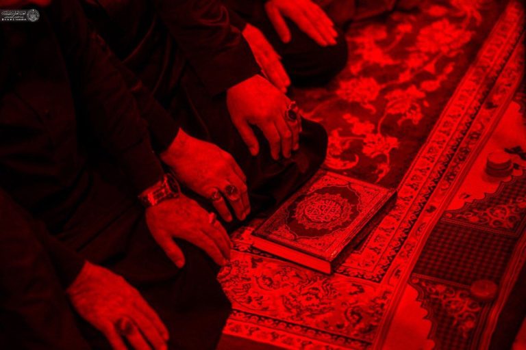 اقامه نماز صبح در فضای حزن‌انگیز حرم امیرمؤمنان