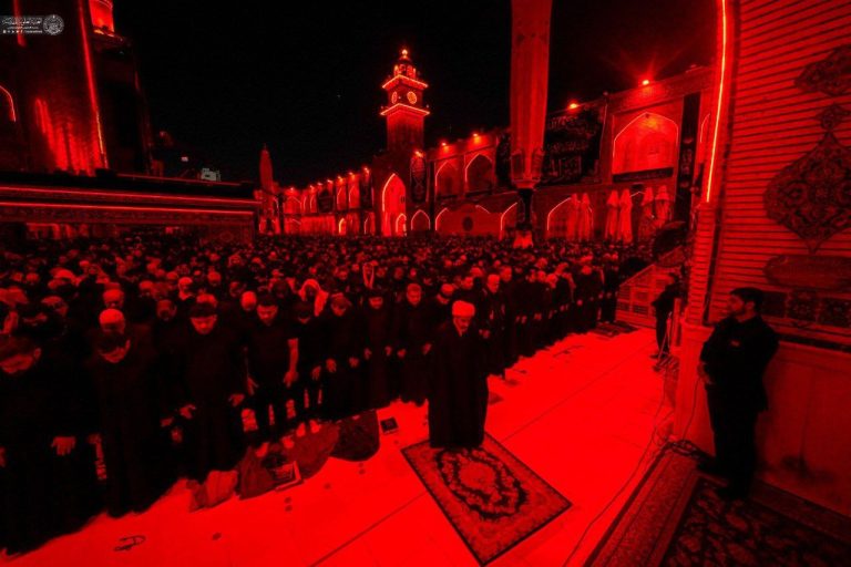 اقامه نماز صبح روز شهادت در فضای حزن‌انگیز حرم امام علی علیه‌السلام