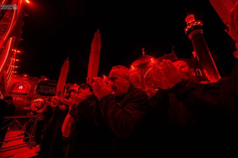 اقامه نماز صبح در فضای حزن‌انگیز حرم امیرمؤمنان
