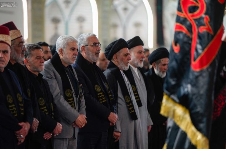 آغاز رسمی مراسم عزاداری شهادت مولای متقیان با برافراشتن پرچم عزا و ماتم در حرم مطهر علوی