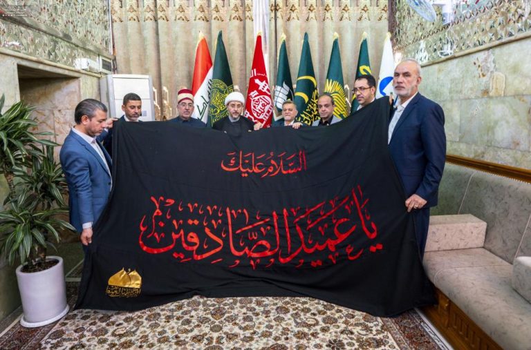 دریافت پرچم عزای شهادت امام صادق علیه‌السلام توسط آستان مقدس علوی