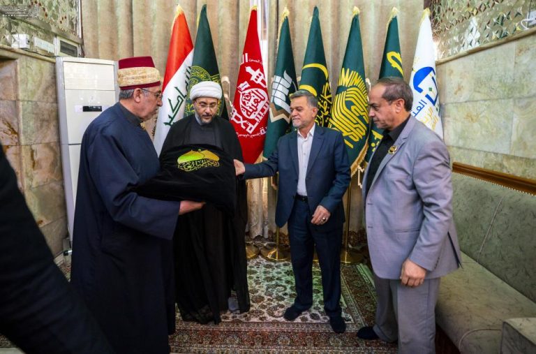 دریافت پرچم عزای شهادت امام صادق علیه‌السلام توسط آستان مقدس علوی