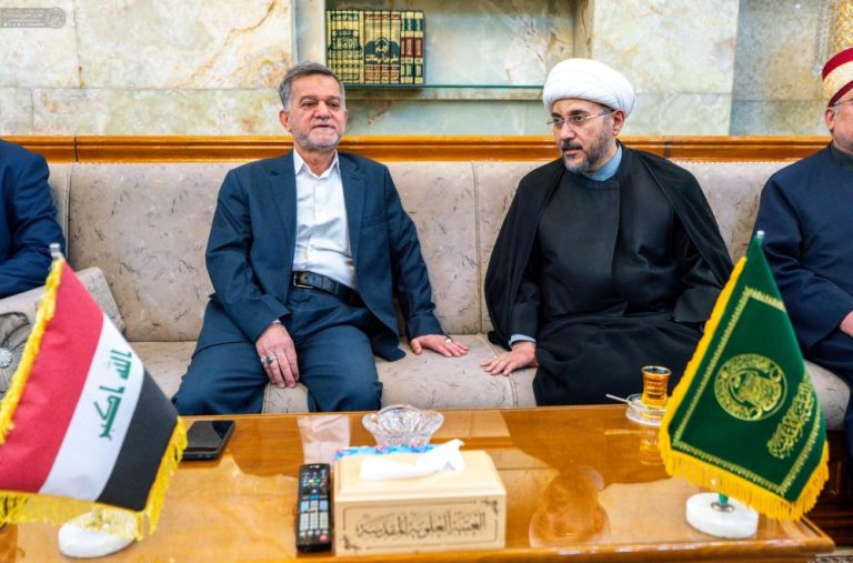 دریافت پرچم عزای شهادت امام صادق علیه‌السلام توسط آستان مقدس علوی