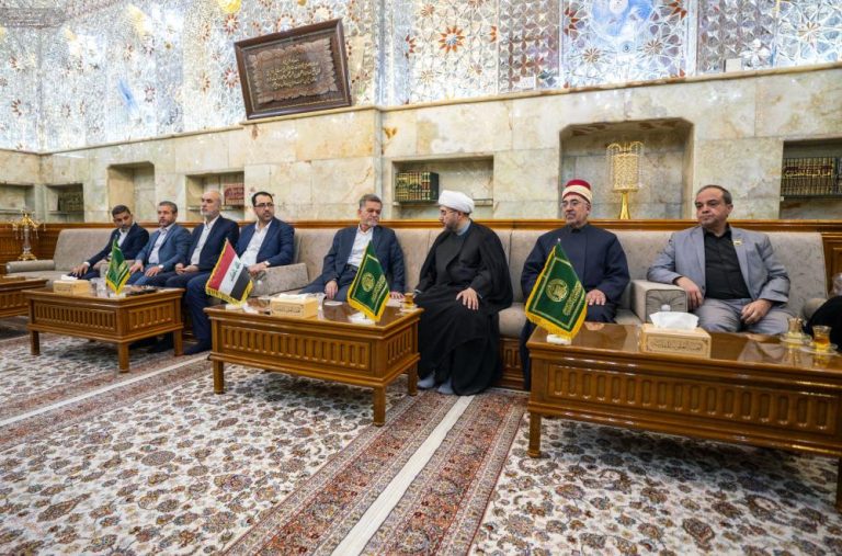 دریافت پرچم عزای شهادت امام صادق علیه‌السلام توسط آستان مقدس علوی