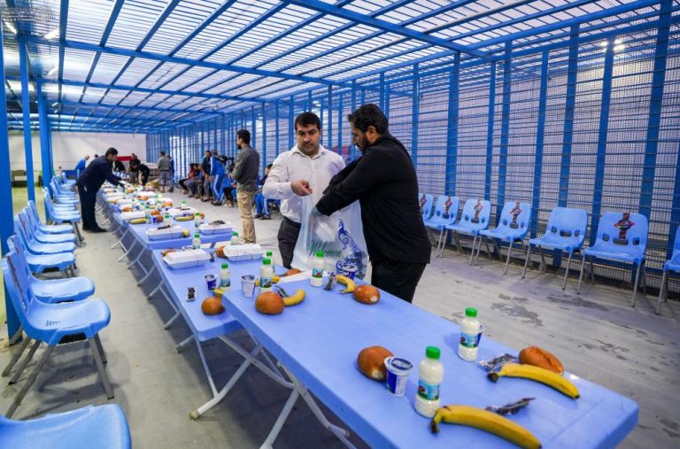 ضیافت افطاری آستان مقدس علوی برای اعضای مرکز درمان و ترک اعتیاد در نجف‌اشرف