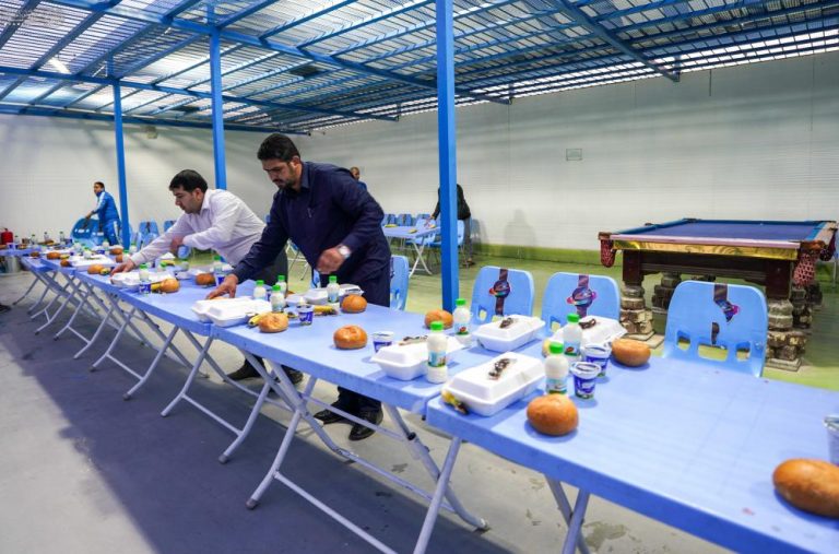 ضیافت افطاری آستان مقدس علوی برای اعضای مرکز درمان و ترک اعتیاد در نجف‌اشرف