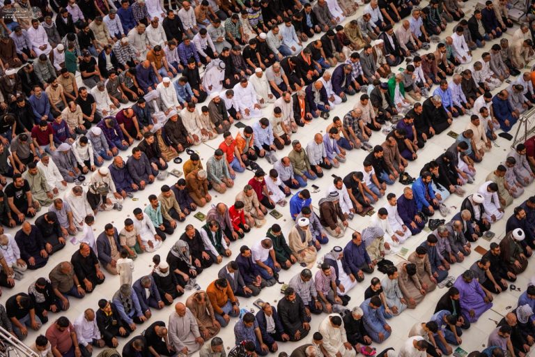 اقامه نماز عید سعید فطر در حرم مولای متقیان