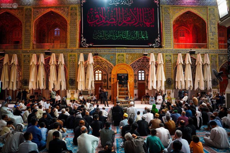 حال‌وهوای حرم مطهر علوی در شام غریبان امام صادق علیه‌السلام