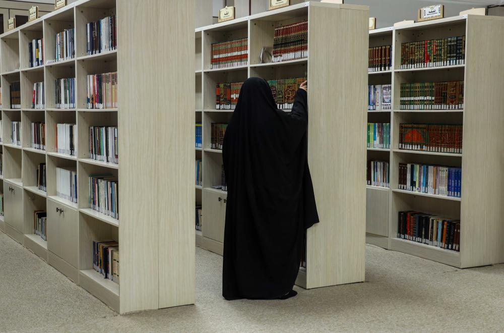 ارائه خدمات جامع و شبانهروزی کتابخانه بانوان آستان مقدس علوی به دانشجویان