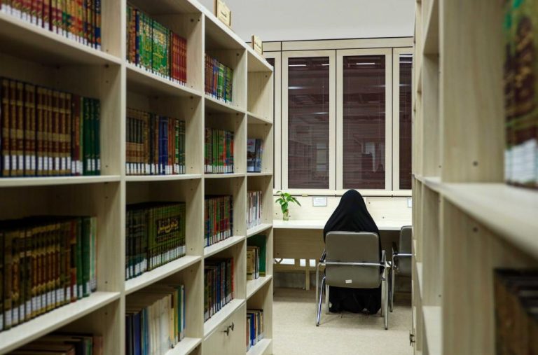 ارائه خدمات جامع و شبانه‌روزی کتابخانه بانوان آستان مقدس علوی به دانشجویان
