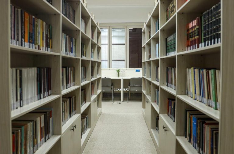 ارائه خدمات جامع و شبانه‌روزی کتابخانه بانوان آستان مقدس علوی به دانشجویان