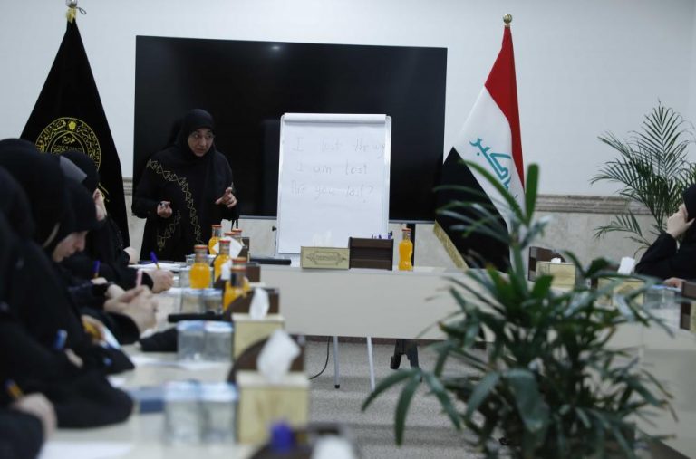 برگزاری دوره‌ های آموزش زبان انگلیسی به خادمان بخش بانوان جهت تقویت ارتباط با زائران خارجی آستان مقدس علوی