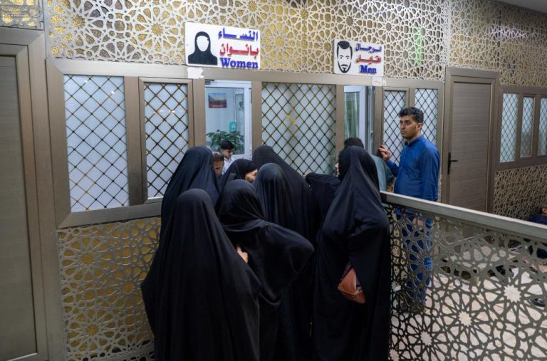 ارائه خدمات ویژه مرکز راهنمایی گمشدگان حرم مطهر علوی در طول عید فطر