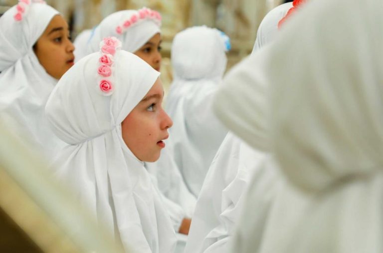 میزبانی آستان مقدس علوی از دانش‌آموزان مدرسه بیت‌الحکمه