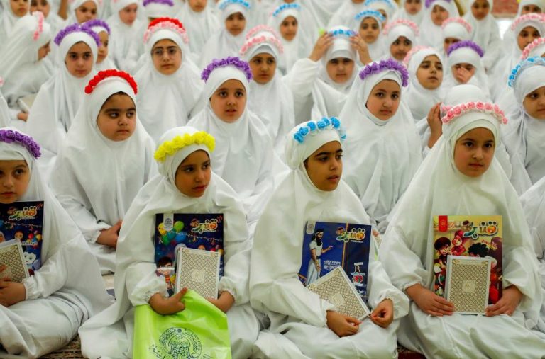 میزبانی آستان مقدس علوی از دانش‌آموزان مدرسه بیت‌الحکمه