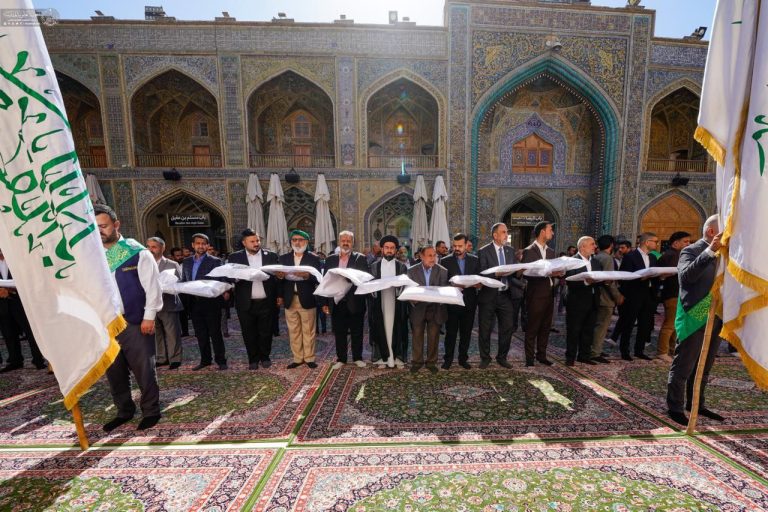 اهدای پرچم‌های غدیر