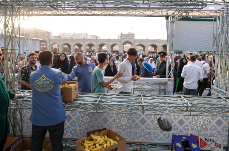 مشارکت آستان مقدس علوی به مناسبت میلاد امام رضا علیه‌السلام در ارائه خدمات به زائران مشهد مقدس‌