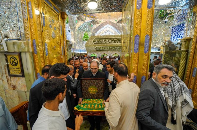 پرچم بارگاه منور رضوی به آستان مقدس علوی اهدا شد