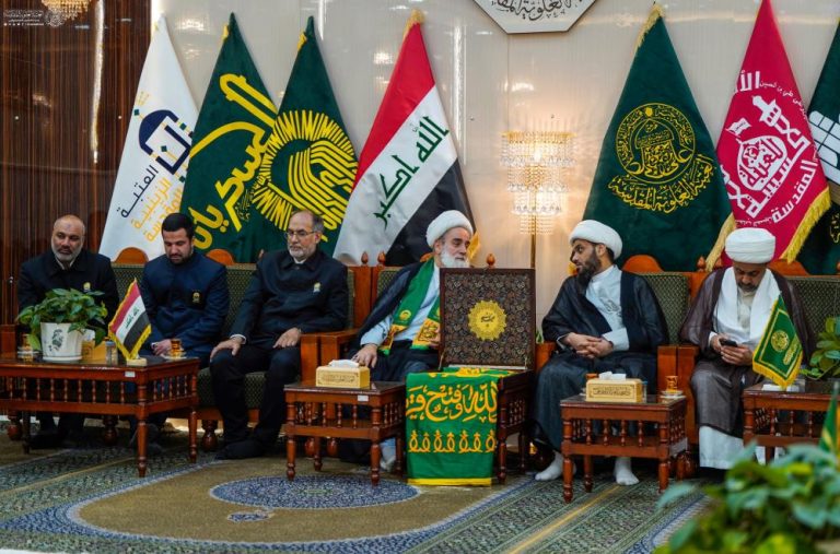 پرچم بارگاه منور رضوی به آستان مقدس علوی اهدا شد