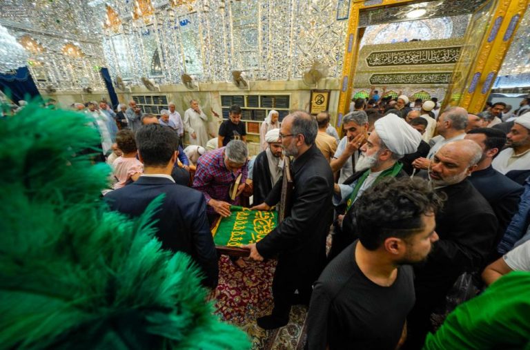 پرچم بارگاه منور رضوی به آستان مقدس علوی اهدا شد