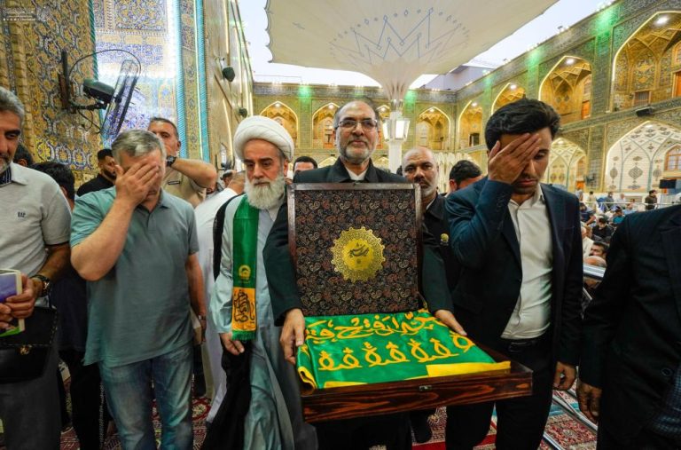 پرچم بارگاه منور رضوی به آستان مقدس علوی اهدا شد