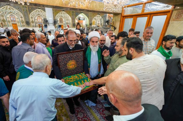 پرچم بارگاه منور رضوی به آستان مقدس علوی اهدا شد
