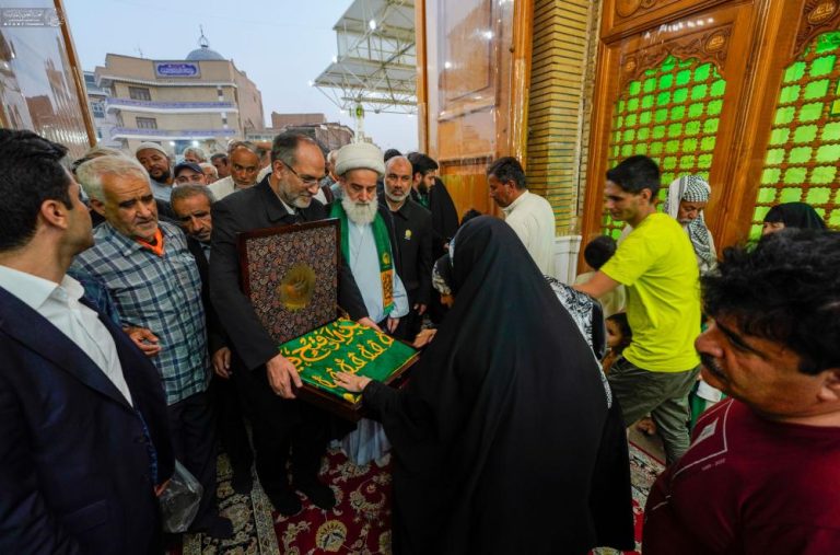پرچم بارگاه منور رضوی به آستان مقدس علوی اهدا شد
