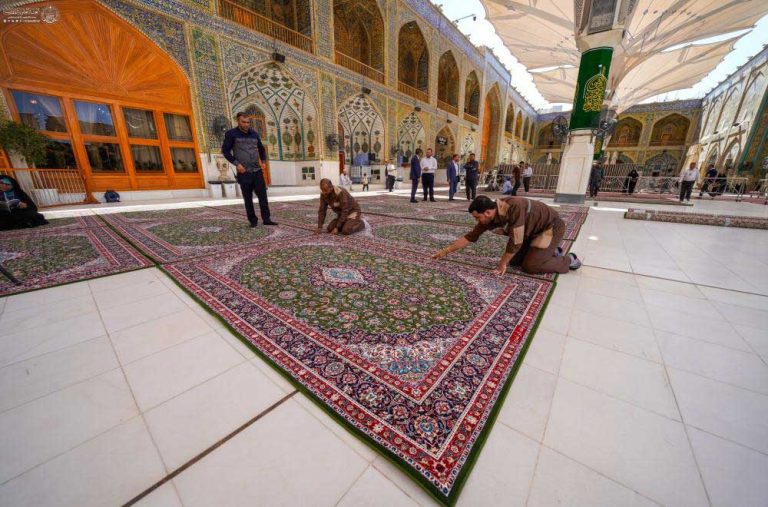 تعویض فرش‌های صحن مطهر علوی به مساحت ۳هزار مترمربع در آستانه میلاد امام رضا علیه‌السلام