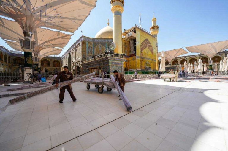 تعویض فرش‌های صحن مطهر علوی به مساحت ۳هزار مترمربع در آستانه میلاد امام رضا علیه‌السلام
