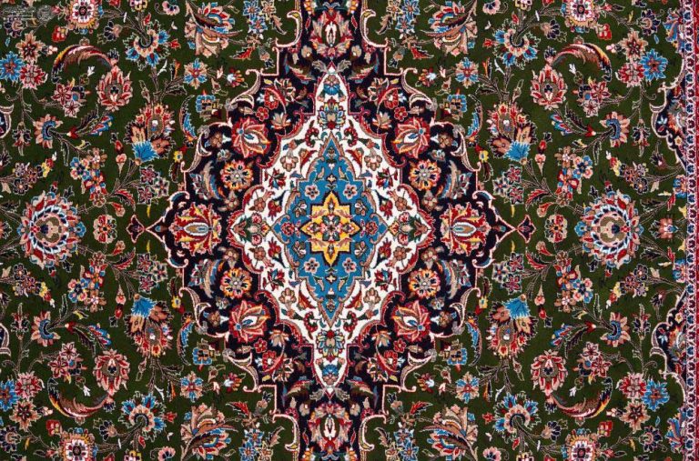 تعویض فرش‌های صحن مطهر علوی به مساحت ۳هزار مترمربع در آستانه میلاد امام رضا علیه‌السلام