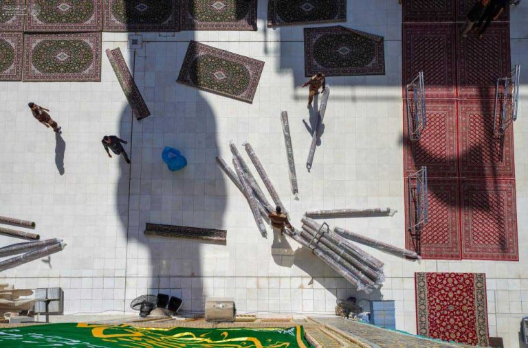 تعویض فرش‌های صحن مطهر علوی به مساحت ۳هزار مترمربع در آستانه میلاد امام رضا علیه‌السلام