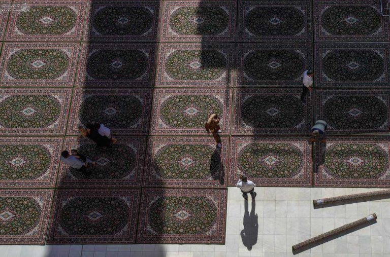 تعویض فرش‌های صحن مطهر علوی به مساحت ۳هزار مترمربع در آستانه میلاد امام رضا علیه‌السلام