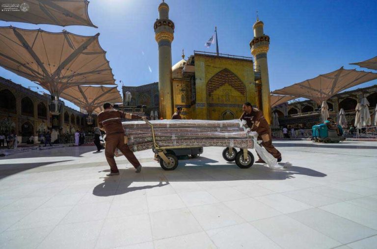 تعویض فرش‌های صحن مطهر علوی به مساحت ۳هزار مترمربع در آستانه میلاد امام رضا علیه‌السلام