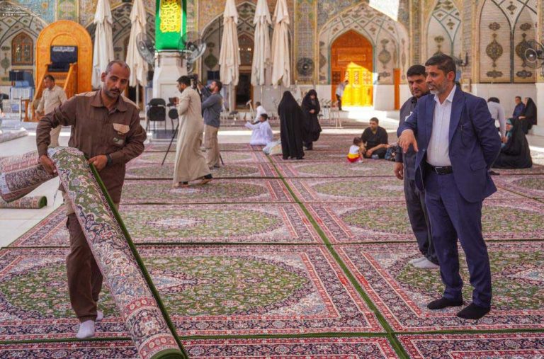 تعویض فرش‌های صحن مطهر علوی به مساحت ۳هزار مترمربع در آستانه میلاد امام رضا علیه‌السلام