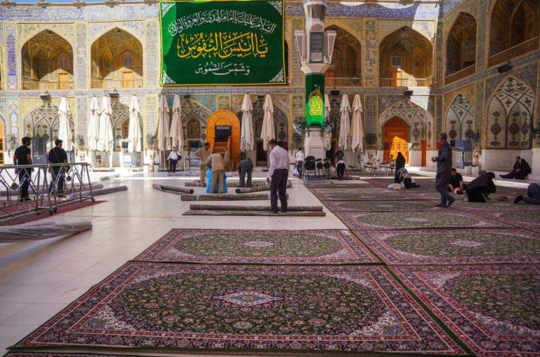 تعویض فرش‌های صحن مطهر علوی به مساحت ۳هزار مترمربع در آستانه میلاد امام رضا علیه‌السلام