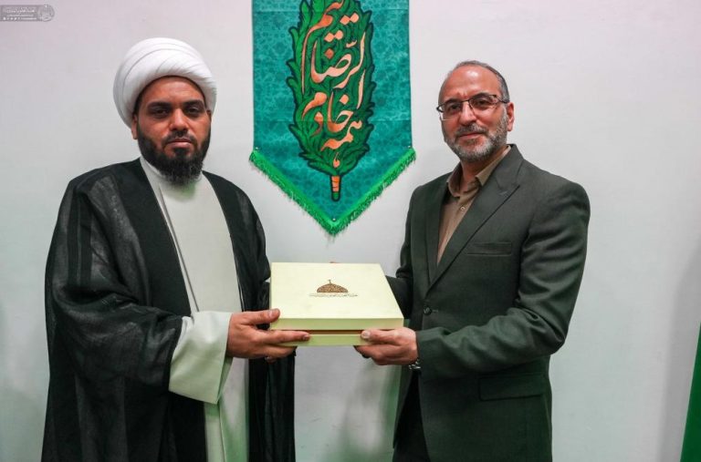 تقدیم پرچم امیرالمؤمنین علیه‌السلام به خادمان آستان مقدس رضوی توسط آستان مقدس علوی