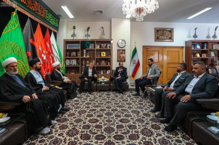 تقدیم پرچم امیرالمؤمنین علیه‌السلام به خادمان آستان مقدس رضوی توسط آستان مقدس علوی